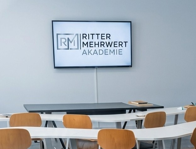 Schulungsraum der Ritter Mehrwert Akademie in der Herbergstraße in München mit Bildschirm und Tischen